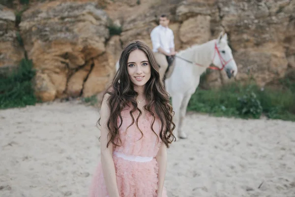 Jong meisje in perzik jurk op strand — Stockfoto