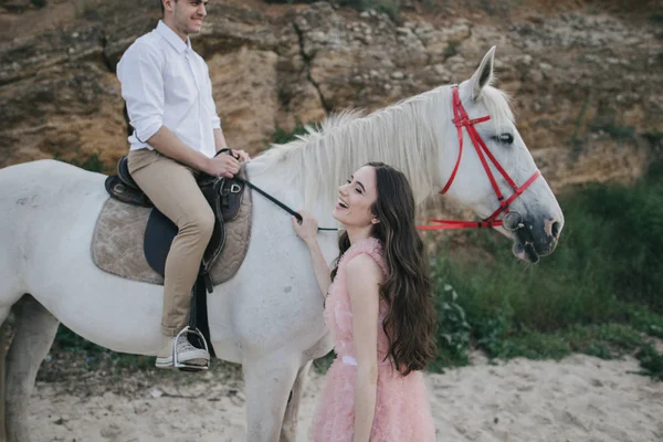 Mladá dívka v šatech broskvové na pláži — Stock fotografie