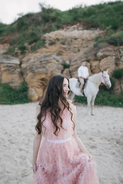 Mladá dívka v šatech broskvové na pláži — Stock fotografie