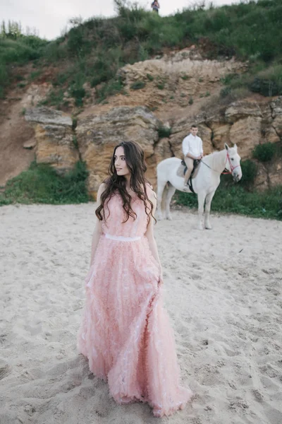 Chica joven en vestido de melocotón en la playa —  Fotos de Stock