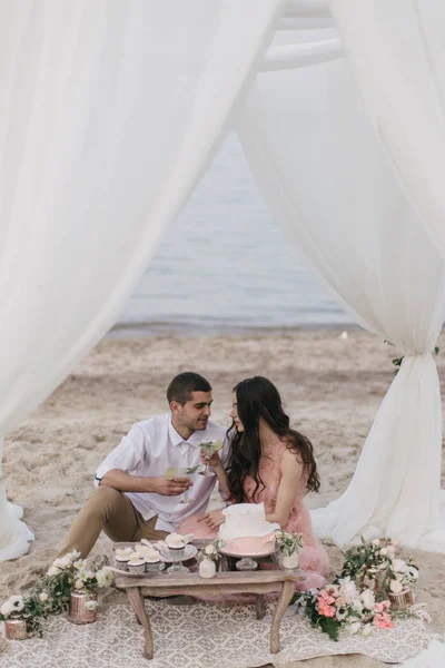 Jovem casal bonito na praia — Fotografia de Stock