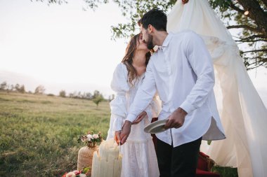 Düğün pastası ile Çift