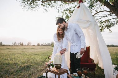 Düğün pastası ile Çift