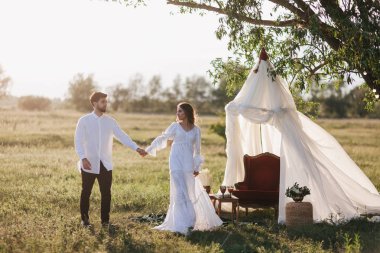 Çift beyaz örtünme yakınındaki