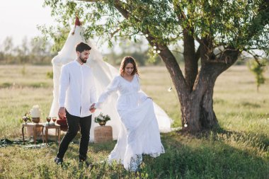 Çift beyaz örtünme yakınındaki