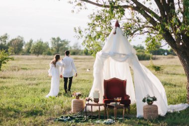 Beyaz örtünme boyunca yürüme Çift 