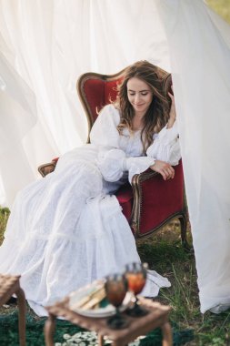 Kırmızı vintage sandalye, açık havada kız 