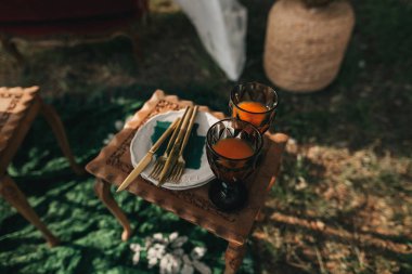 Masadaki dekoratif gereçler