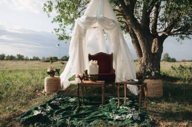 Süslemeleri ile şenlikli örtünme çadır