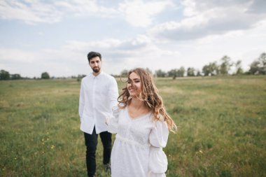 kırsal kesimde genç Çift