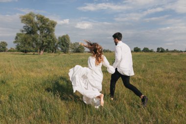 kırsal kesimde genç Çift