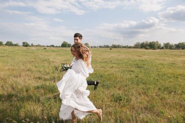 kırsal kesimde genç Çift