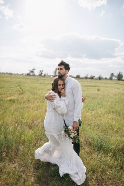 kırsal kesimde genç Çift