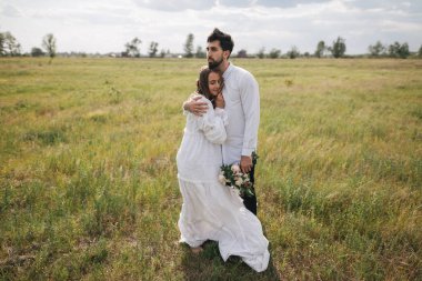 kırsal kesimde genç Çift