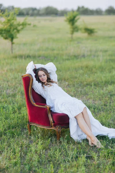 Lány vörös vintage székre, a szabadban — Stock Fotó