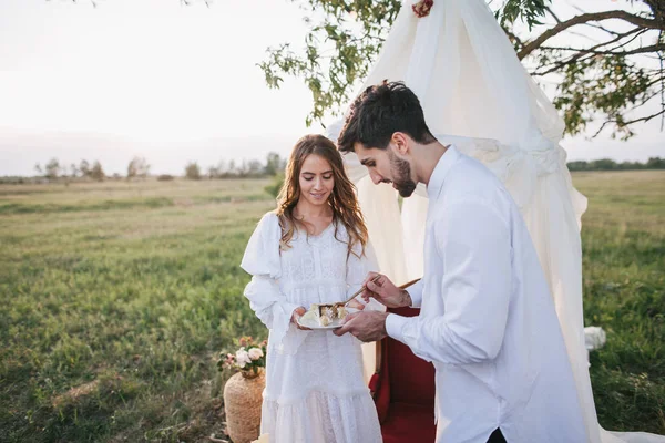 Pareja con pastel de boda —  Fotos de Stock