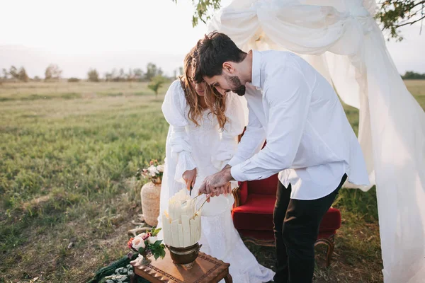 Coppia con torta nuziale — Foto Stock