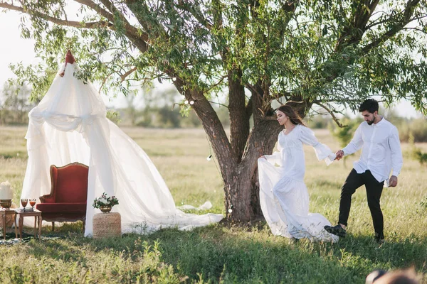 Pareja cerca de blanco velo — Foto de Stock