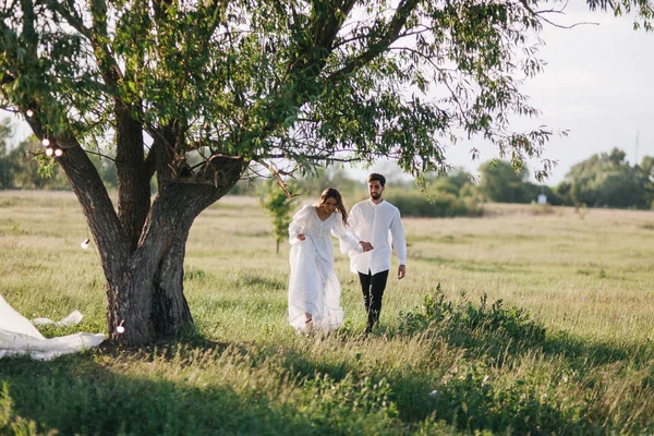 커플 나무 근처 산책 — 스톡 사진