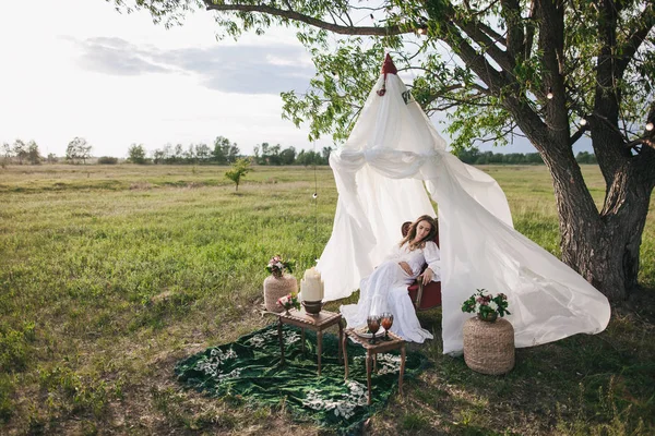 Meisje op rode vintage stoel, alfresco — Stockfoto