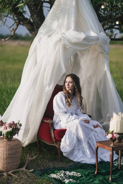 Mädchen auf rotem Stuhl, im Freien — Stockfoto