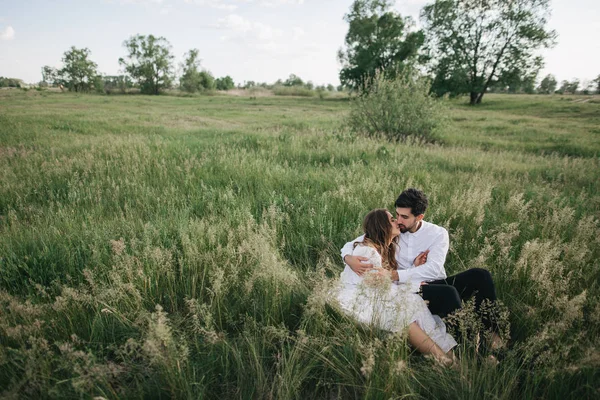 Verliefde paar in gras — Stockfoto