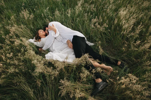 Loving couple in grass — Stock Photo, Image