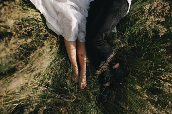 Casal amoroso na grama — Fotografia de Stock