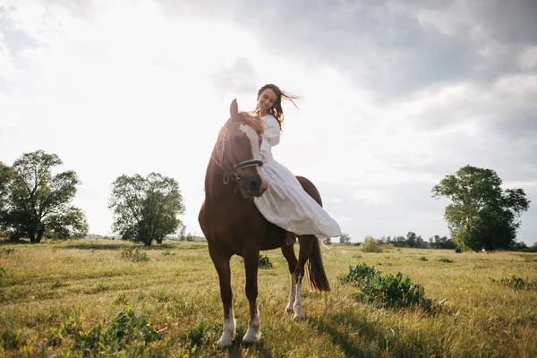 Meisje paardrijden paard — Stockfoto