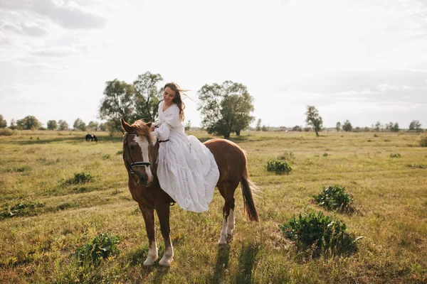 Jeune fille équitation cheval — Photo