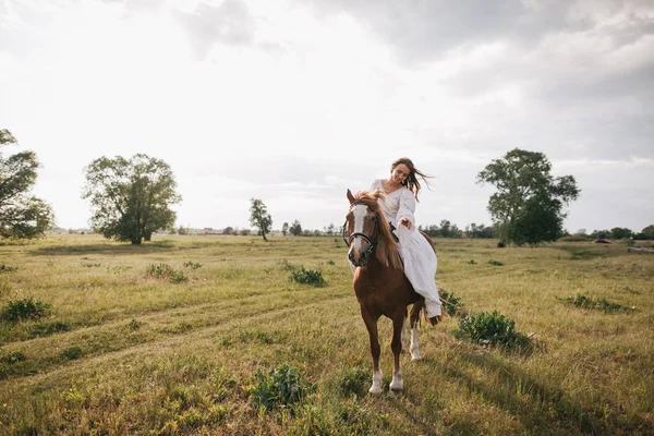 Mladá dívka na koni koně — Stock fotografie