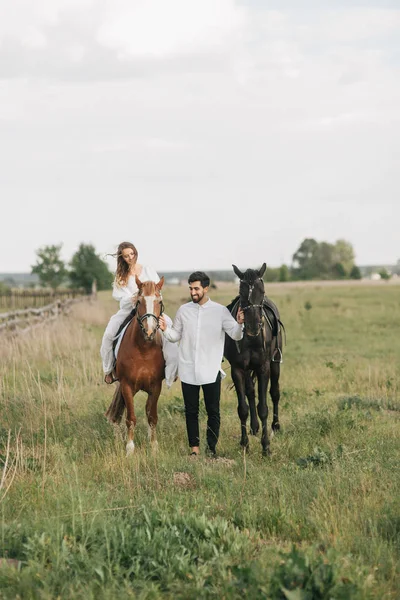 Chůze muže s holkou na koni — Stock fotografie