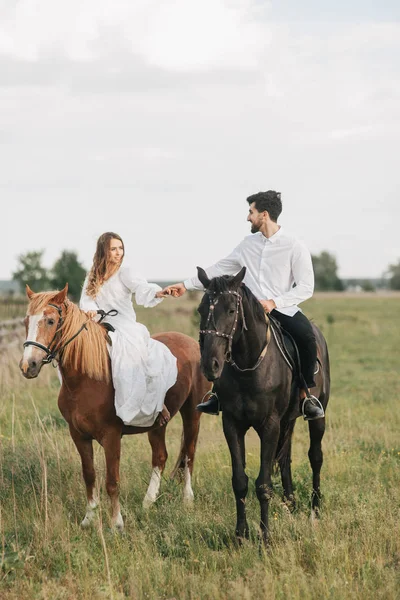 Couple riding horses — Stock Photo, Image