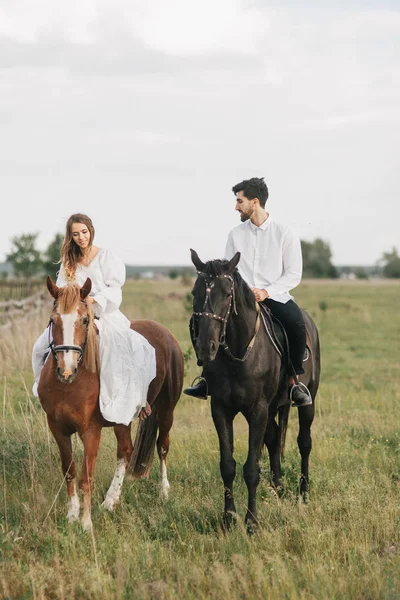 カップル乗馬の馬 — ストック写真