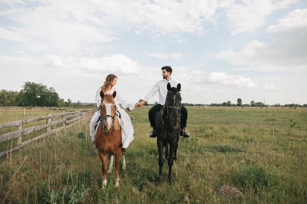 Paar paardrijden paarden — Stockfoto