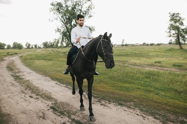 Guy paardrijden paard op platteland — Stockfoto