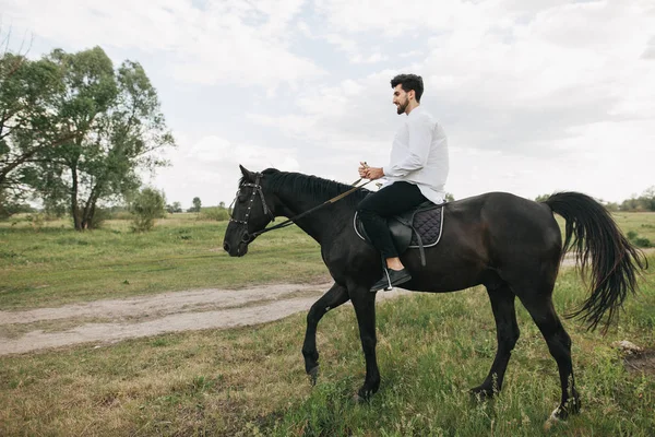 Guy paardrijden paard op platteland — Stockfoto