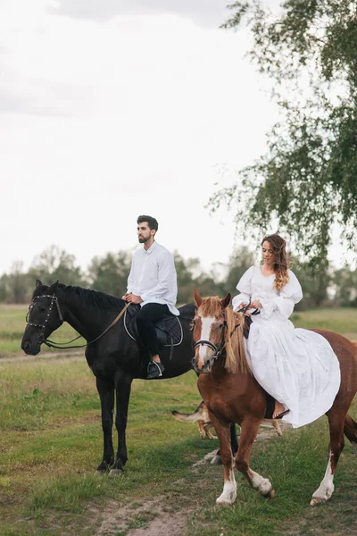 Couple riding horses — Stock Photo, Image
