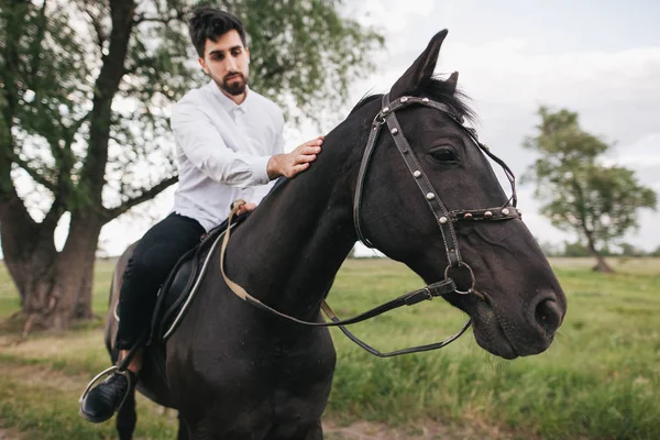 Guy jezdecké koně v přírodě — Stock fotografie