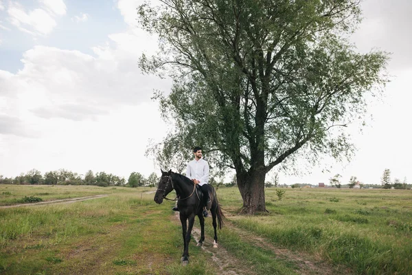 Guy paardrijden paard op platteland — Stockfoto