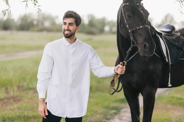 Mladý muž s koněm — Stock fotografie