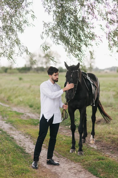 Mladý muž s koněm — Stock fotografie