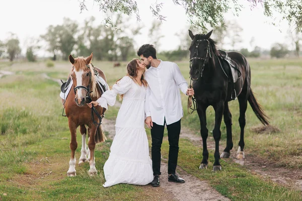 Couple marche avec des chevaux — Photo