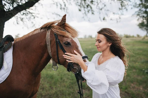 Mladá dívka s koněm — Stock fotografie