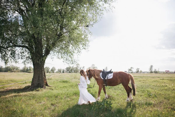 Meisje lopen met paard — Stockfoto