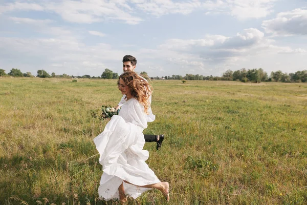 Casal jovem no campo — Fotografia de Stock