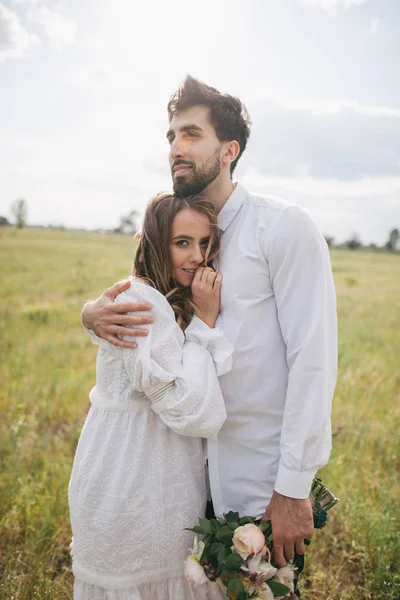 Jeune couple à la campagne — Photo