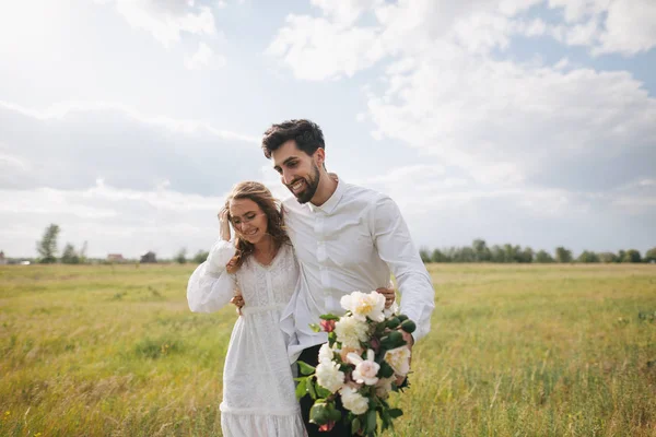 Mladý pár v krajině — Stock fotografie