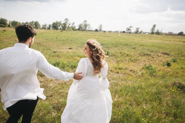 Casal jovem no campo — Fotografia de Stock