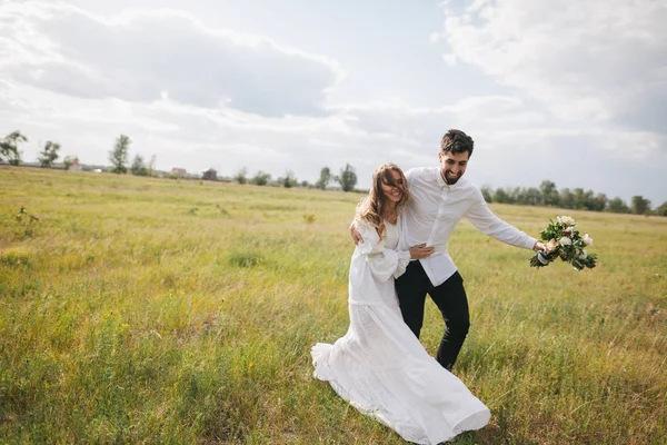 Jeune couple à la campagne — Photo